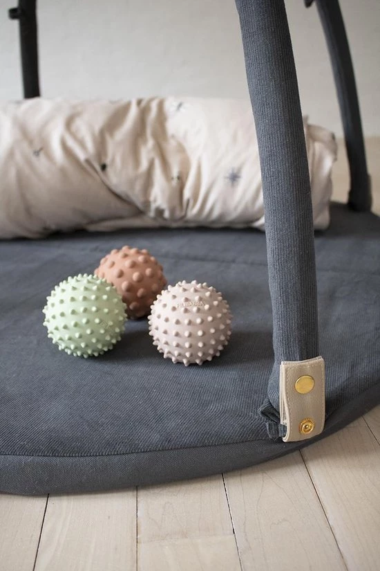 Filibabba - Speelgoed Motorische Vaardigheid - Isa Grijpbal - Melon 5 Filibabba - Speelgoed Motorische Vaardigheid - Isa Grijpbal - Melon - Afbeelding 3